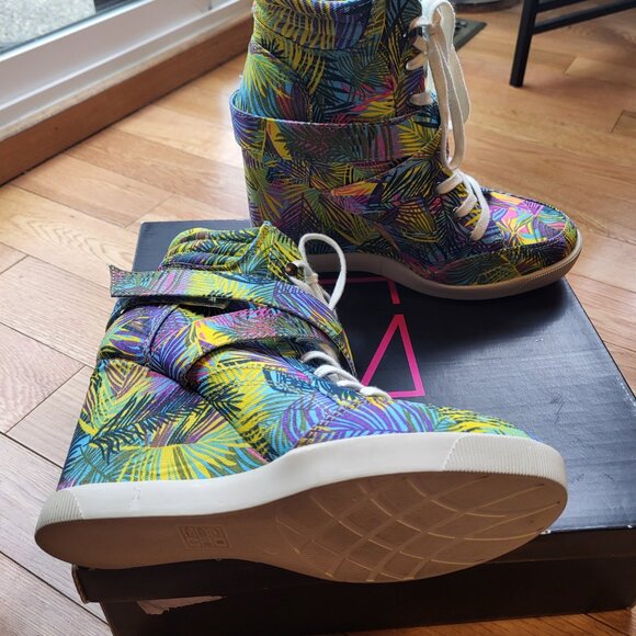Material Girl Wedge Sneaker NWOT Size 7 Tropical Print Wedge Sneaker - Picture 6 of 12